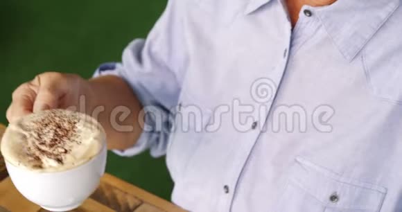 一位喝4k奶咖啡的老人视频的预览图