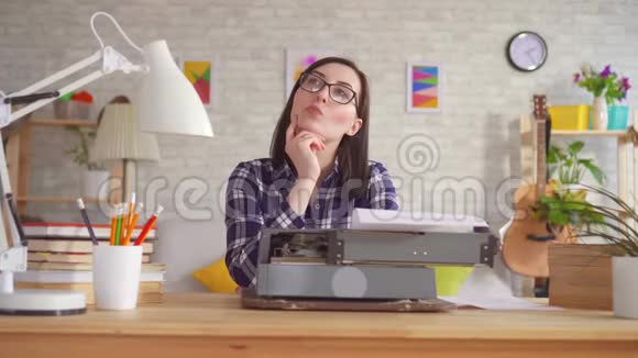 年轻女子在打字机上打字充满灵感视频的预览图