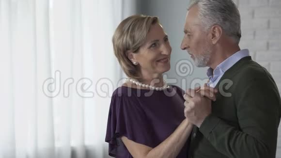 一对老夫妇互相跳舞互相看着把头凑在一起爱视频的预览图