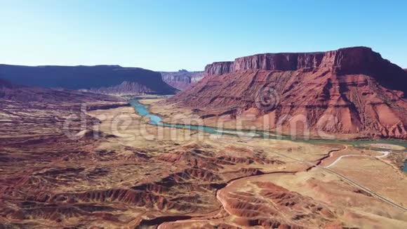 科罗拉多河峡谷与红色岩石空中向前视频的预览图