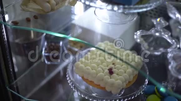 糖果店橱窗里的蛋糕和马克龙视频的预览图