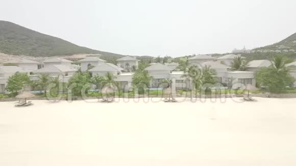 度假酒店的豪华别墅和豪宅海滨热带岛屿有游泳池从空中俯瞰视频的预览图