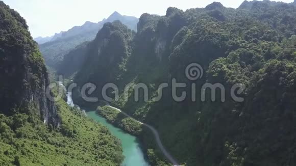 鸟眼飞行狭窄的深峡谷与河流和道路视频的预览图