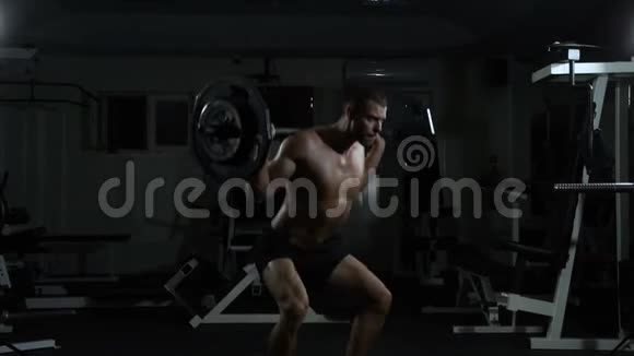 一个男人在健身房用杠铃做蹲视频的预览图