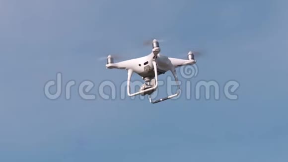 四架直升机无人机飞行视频的预览图