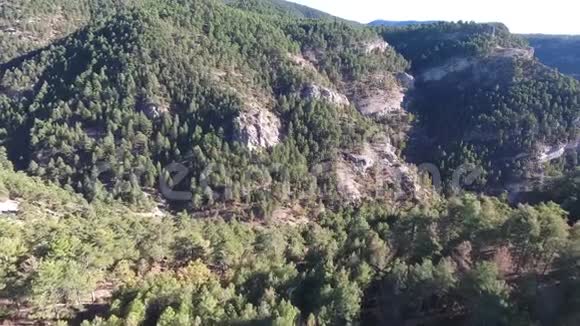 从鸟瞰西班牙山脉和森林视频的预览图