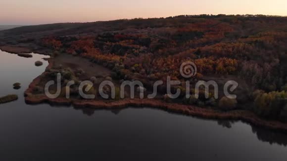 无人机拍摄的景色秋景黄昏夕阳水库大坝在农村与黑暗和粮食视频的预览图
