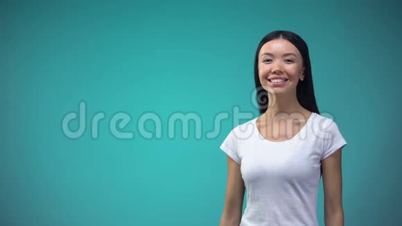 微笑的亚洲女人把金卡镜头无限的信贷银行视频的预览图
