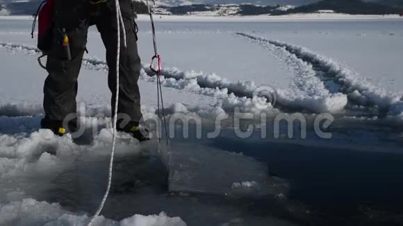 高加索人从冰冻的湖泊里取出冰块视频的预览图