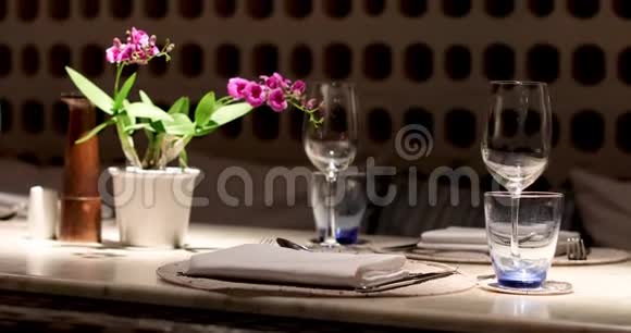 餐厅里空桌等待客人视频的预览图