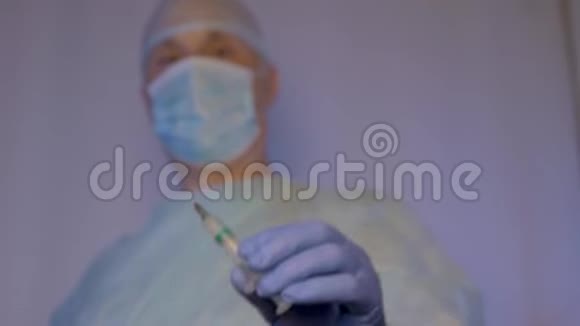 医生是戴着医用口罩的外科医生带着疫苗的注射器视频的预览图