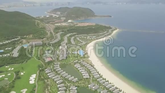 鸟瞰旅游度假别墅和酒店的热带岛屿和蓝海景观从上面的豪华酒店可以看到无人机视频的预览图