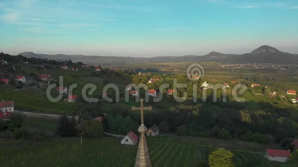 匈牙利圣乔治山上的小教堂靠近巴拉顿湖空中无人机镜头视频的预览图