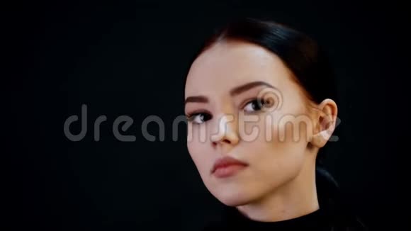 摄影年轻漂亮女人模特的肖像深色头发轮廓分明视频的预览图