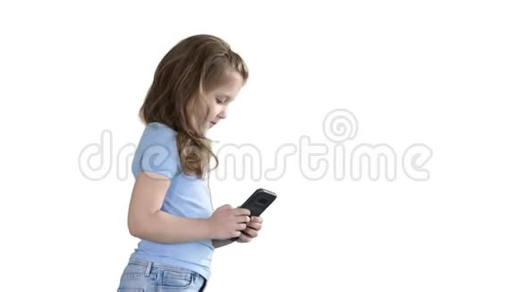 小女孩在白色背景下行走时玩智能手机视频的预览图