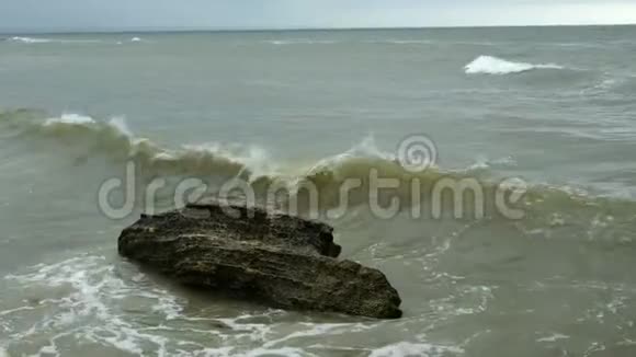 在敖德萨附近的黑海沿岸的石头上的小波浪海岸线飞溅撞击海泡视频的预览图