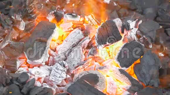 黑色的煤发出强烈的热量视频的预览图