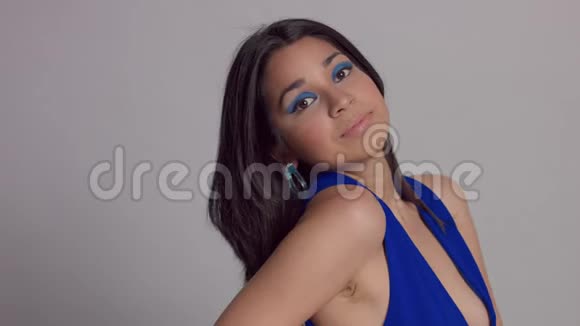 混合种族的年轻女子亮蓝色的化妆室拍摄的电动蓝色礼服视频的预览图