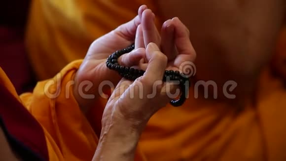 佛教僧侣祈祷视频的预览图
