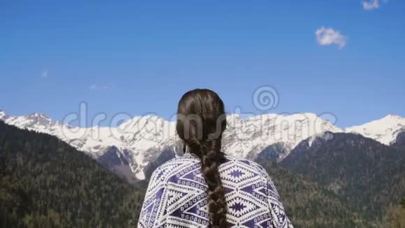 一位年轻女子在自然保护区吸入干净清新的山区空气视频的预览图