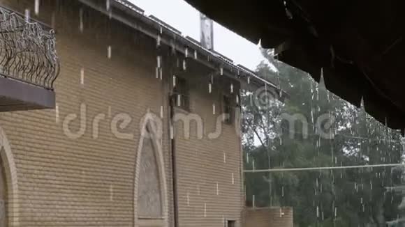 大雨屋顶的水掉下来屋顶上的雨滴视频的预览图