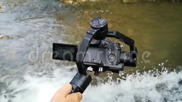 无镜相机与电子万向节拍摄瀑布在缓慢的运动视频的预览图
