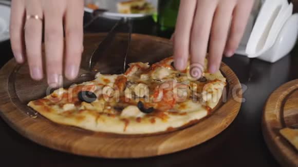 手拿一块意大利大比萨男人和朋友在咖啡馆里吃披萨他正在吃一片咬着它视频的预览图