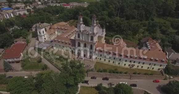 夏季天主教大教堂修道院的鸟瞰图Buchach4k视频的预览图