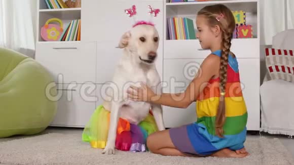 女孩和穿狗衣服的女孩一样视频的预览图