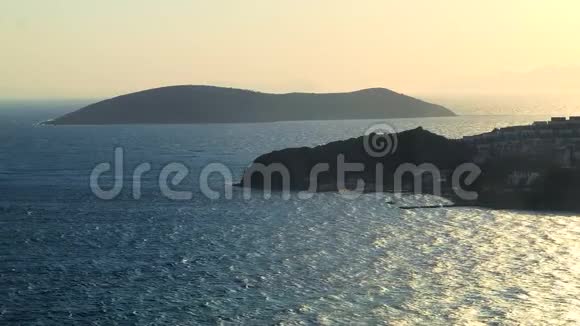 夏季日落时美丽的海景和岛屿旅行体验背景视频的预览图