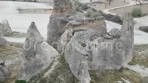 在卡帕多西亚一个缓慢的气球骑过陡峭的山脉各种形式的天然石头顶部视图视频的预览图