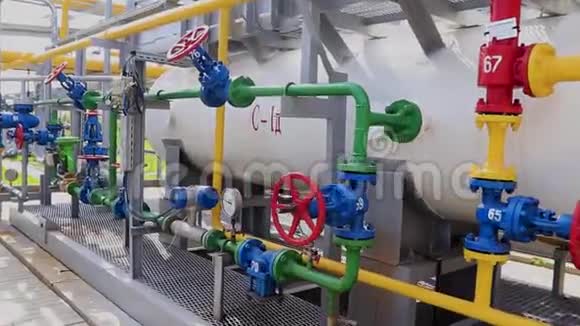 气罐管道压力表和阀门气体生产和加工厂视频的预览图