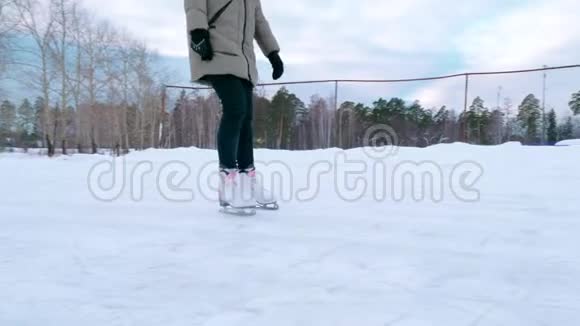 少女在露天的旧溜冰场上溜冰视频的预览图