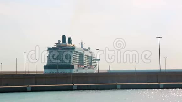 一艘大型多层游轮位于西班牙巴伦西亚港视频的预览图