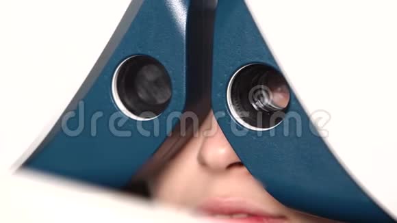 隐形眼镜患者面部更换镜片测量屈光不正视频的预览图