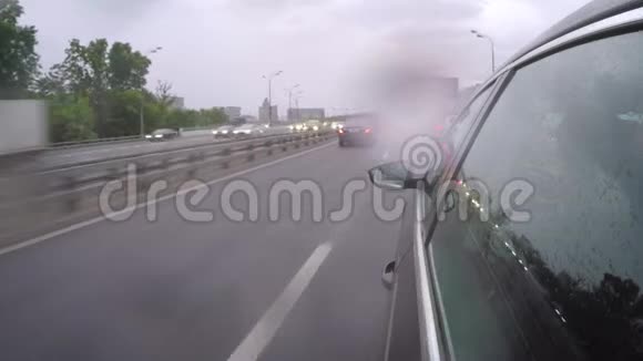 雨中高峰时汽车在高速公路上行驶车身侧视图视频的预览图