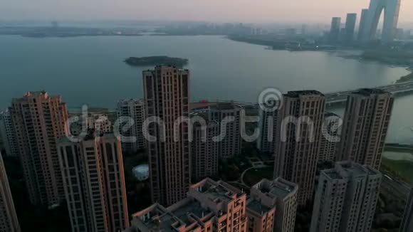 中国苏州2019年04月01日日落时空中拍摄住宅公寓楼对社区的空中射击视频的预览图