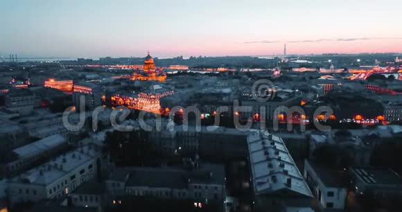 俄罗斯圣彼得堡圣伊萨克大教堂在夜间照明城市从上面电影无人机视频历史视频的预览图
