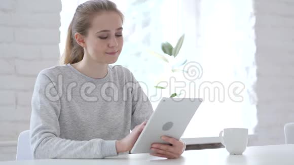 年轻女子在餐桌上遨游视频的预览图