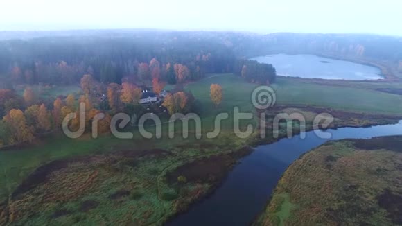 飞越Mikhailovskoe10月上午航拍视频俄罗斯普希金山脉视频的预览图