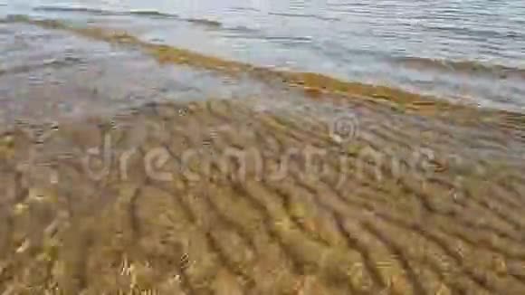 阳光明媚的一天我河上的视频海浪奔向沙滩视频的预览图