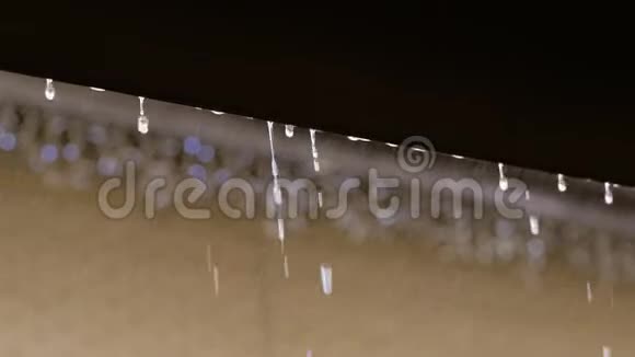 大雨屋顶的水掉下来屋顶上的雨滴视频的预览图
