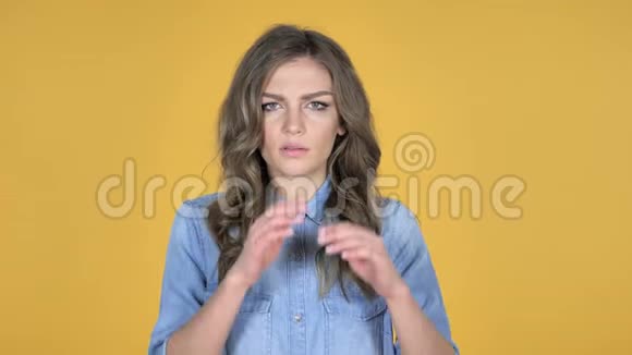 黄色背景中有头痛的少女视频的预览图