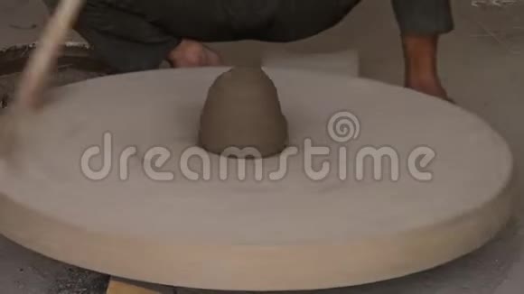 一个人手在轮子上塑造一个粘土球视频的预览图