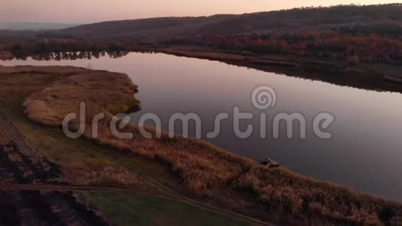 无人机拍摄的景色秋景黄昏夕阳水库大坝在农村与黑暗和粮食视频的预览图