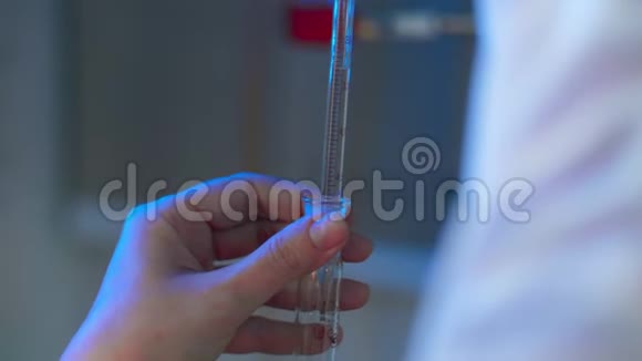 在实验室里化学家用装有实验药的玻璃吸管工作视频的预览图