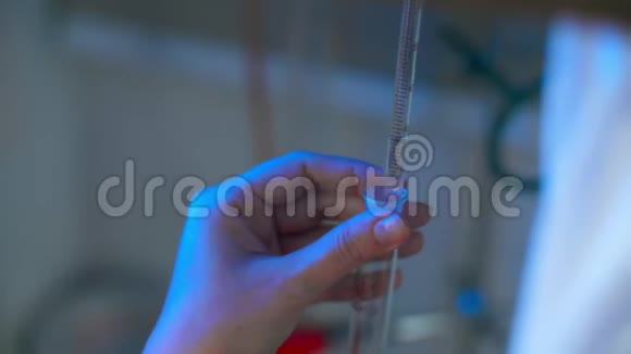 在实验室里化学家用装有实验药的玻璃吸管工作视频的预览图