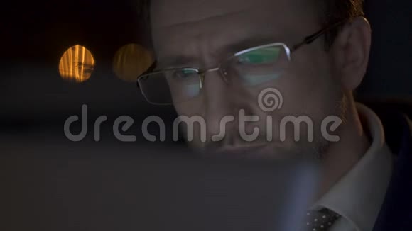 戴眼镜的人打开笔记本电脑开始上夜班视频的预览图