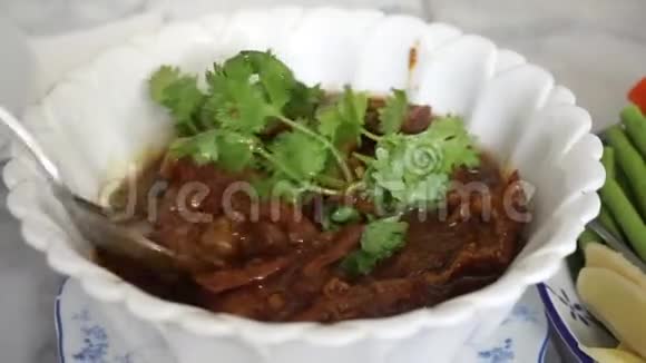 吃泰国普吉南方猪肉炖视频的预览图