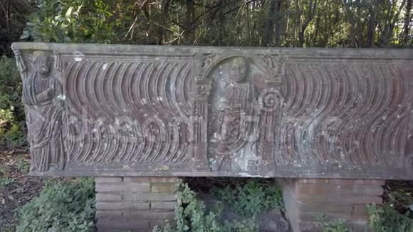 意大利罗马奥斯蒂亚安蒂卡考古发掘的古罗马石棺近景视频的预览图